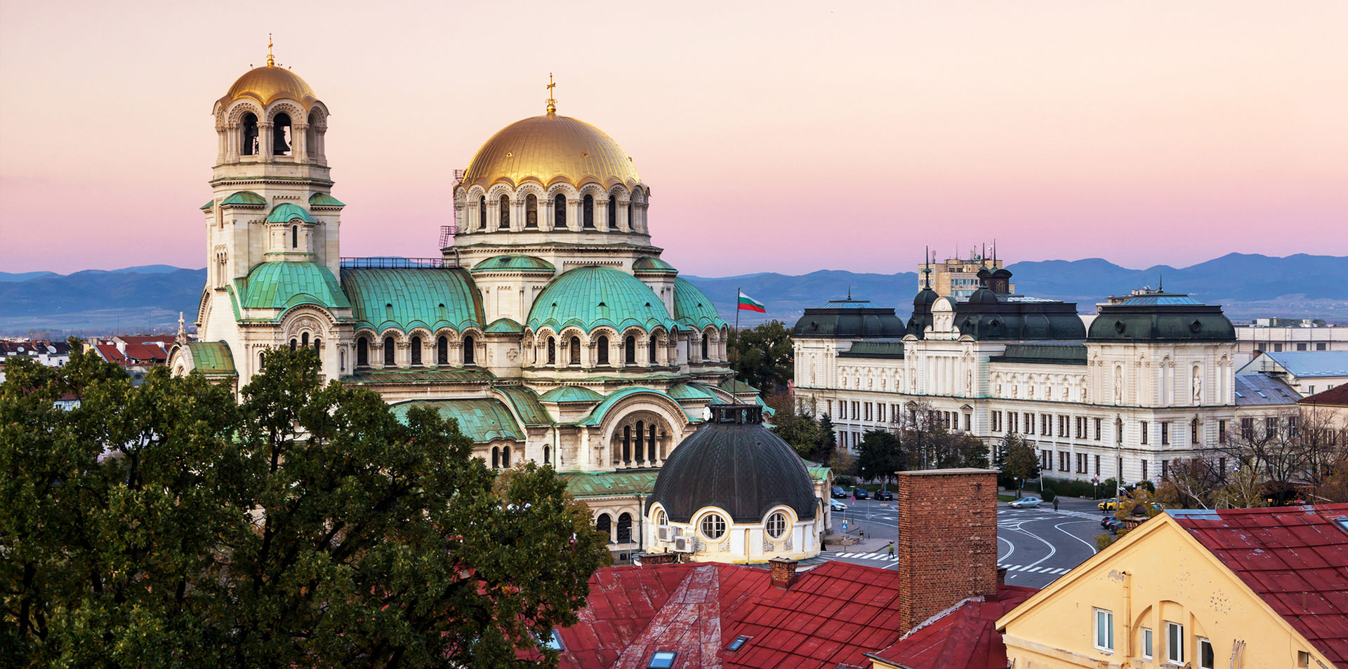 Позади страна болгария. София Болгария фото города. София Болгария фото с айфона.